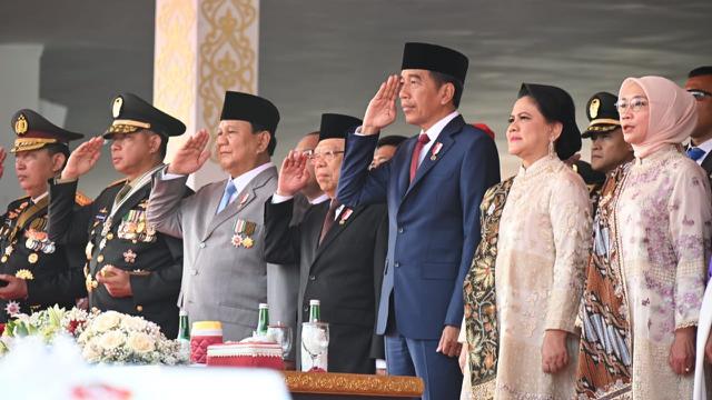 Presiden Joko Widodo (Jokowi) didampingi Wapres Ma’ruf Amin dan presiden terpilih periode 2024-2029 Prabowo Subianto datang bersamaan menghadiri acara HUT TNI di Lapangan Silang Monumen Nasional (Monas), Jakarta Pusat.