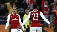 Aaron Ramsey merayakan golnya ke gawang CSKA Moscow bersama Danny Welbeck pada laga leg kedua perempat final Liga Europa di VEB Arena, Jumat (13/4/2018) dini hari WIB.  (AP Photo/Pavel Golovkin)