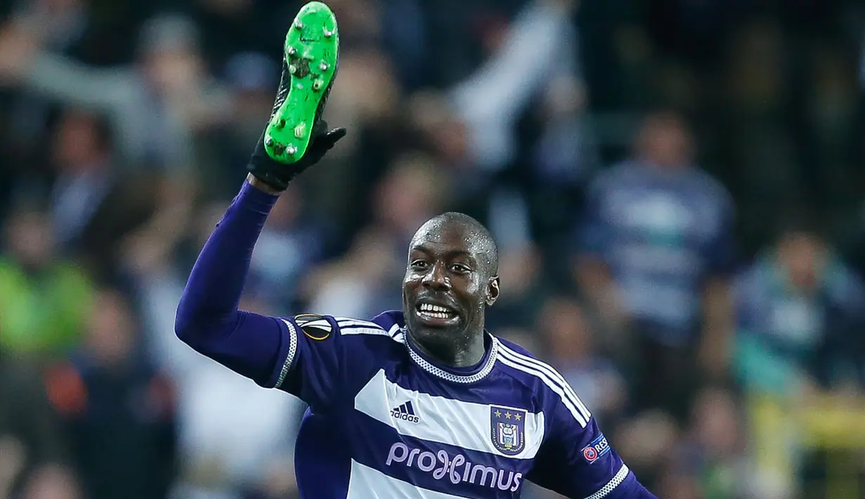 Striker Anderlecht, Stefano Okaka merayakan gol dengan mengangkat sepatunya saat laga Liga Europa melawan Tottenham di Stadion Constant Van den Stock, Belgia, Kamis (22/10/2015). (EPA/Laurent Dubrule)