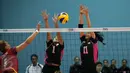 Dua pevoli putri Indonesia, Nadita AS (tengah) dan Wilda SN mencoba memblok smash pemain Thailand, Onuma S pada semifinal SEA Games ke-28 di OCBC Arena, Singapura, Minggu (14/6/2015). Indonesia kalah 1-3 dari Thailand. (Liputan6.com/Helmi Fithriansyah)