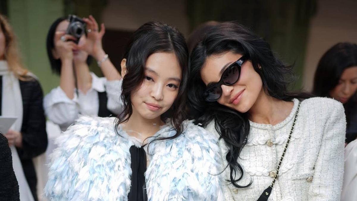 Adu Gaya Dua Fashion Icon: Kylie Jenner dan Jennie BLACKPINK di Chanel SS25 Couture Show