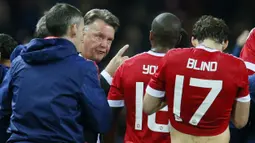 Pelatih Manchester United, Louis van Gaal memberikan arahan kepada anak asuhnya pada laga Piala Liga Inggris melawan Middlesbrough di Stadion Old Trafford, Inggris, Rabu (28/10/2015). (Action Images via Reuters/Jason Cairnduff)