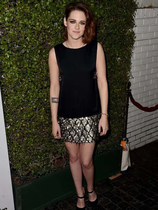 Senyum manis Kristen Stewart saat menghadiri Image Maker Awards yang diselengarakan oleh Marie Claire di Chateau Marmont, Los Angeles (12/1). Pemeran Bella Swan dalam film Twilight ini terlihat seksi dengan rok mini bling-bling. (AFP/Kaya Polk)