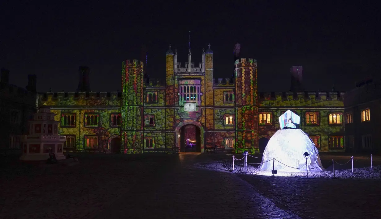 Pemandangan instalasi cahaya Palace of Light, di Hampton Court Palace, London, Rabu (7/12/2022). Setiap kunjungan akan berlangsung selama 45-60 menit. (AP Photo/Alberto Pezzali)