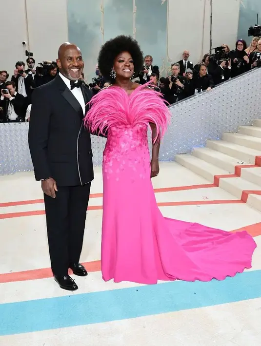 Gaun merah muda bold Viola Davis di karpet merah. Dengan bulu-bulu yang mengesankan di bagian dada. [@violadavis]