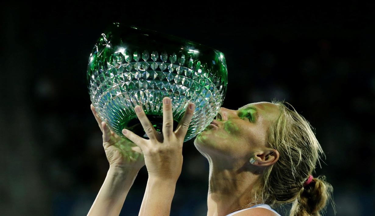 Petenis putri Rusia, Svetlana Kuznetsova, mencium trofi juara turnamen tenis Sydney International setelah di final mengalahkan petenis Puerto Rico, Monica Puig, Minggu (16/1/2016). (Reuters/Jason Reed)