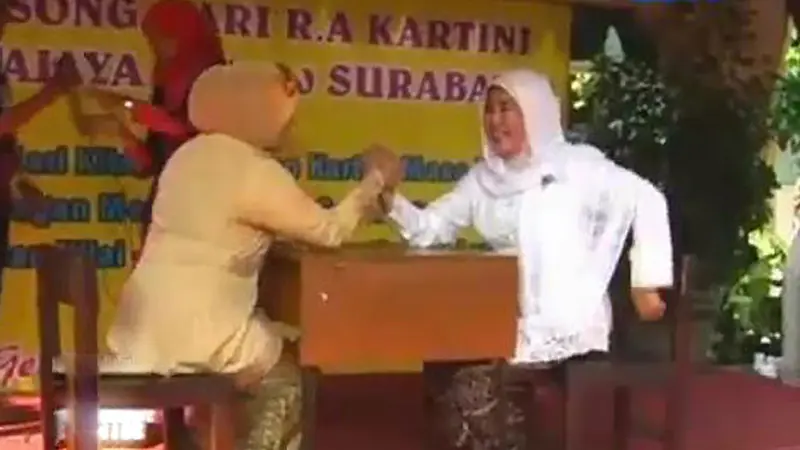 Sambut Hari Kartini, Ibu Guru Adu Panco di Depan Murid