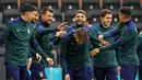Para pemain Italia tertawa saat sesi latihan di stadion Hive di London, Inggris, Senin (5/7/2021). Italia merengkuh tiket semifinal Euro 2020 usai menang 2-1 atas Belgia. (AP Photo/Frank Augstein)