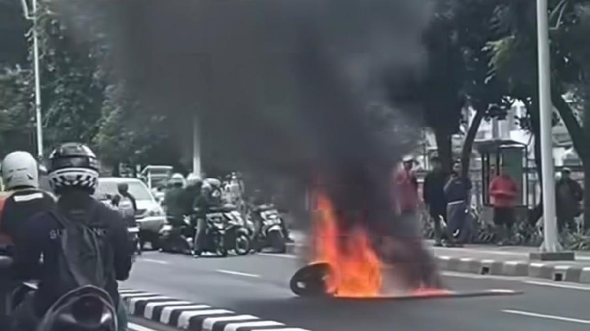 Detik-detik Motor Terbakar usai Hindari Mobil Rem Mendadak
