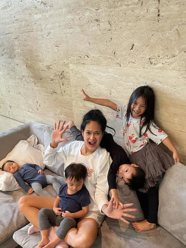 Bangun tidur bersama cucu