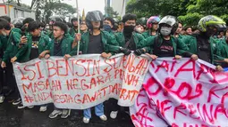 Diadang Polisi, Mahasiswa Uhamka Berunjuk Rasa di Jalan Jenderal Sudirman Jakarta