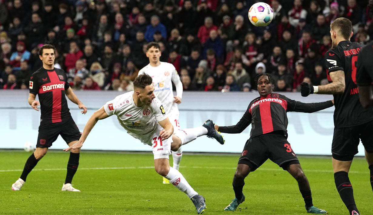 Pemain Mainz, Dominik Kohr, mencetak gol ke gawang Bayer Leverkusen dalam duel pekan ke-23 Bundesliga di Stadion BayArena, Sabtu (24/2/2024). (AP Photo/Martin Meissner)