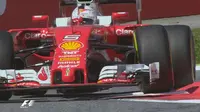 Pebalap Ferrari, Sebastian Vettel, menjadi yang tercepat dalam latihan bebas pertama F1 GP Spanyol di Sirkuit Catalunya, Spanyol, Jumat (13/5/2016). (Bola.com/Twitter/F1)