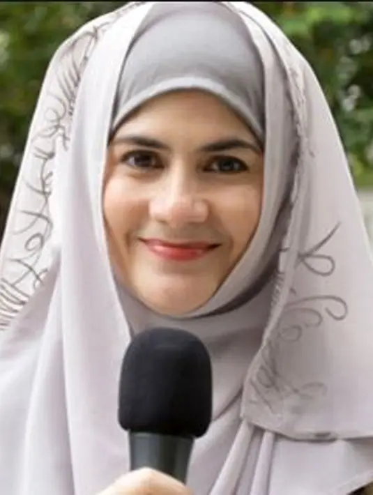 Pengalaman berbeda dirasakan oleh aktris lama Astri Ivo. Saat sedang berziarah ke Masjid Nabawi, tanpa sadar ia seperti ditengah-tengah para sahabat menyaksikan Nabi Muhammad Saw ditengah jamaah haji. (Istimewa)