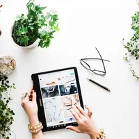 ilustrasi online shopping | unsplash.com/@brookelark