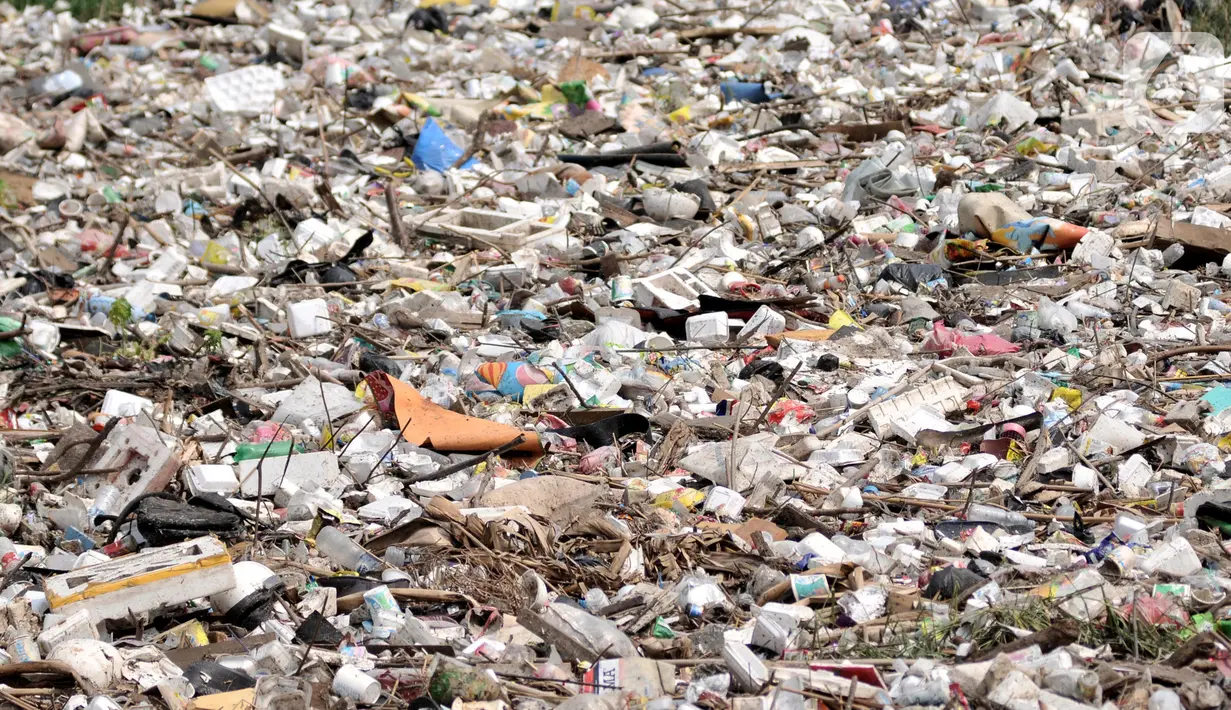 Tumpukan sampah memenuhi Kali Jambe di Desa Satria Jaya, Tambun Utara, Bekasi, Jawa Barat, Kamis (31/10/2019). Sudah empat hari ini sampah sepanjang 200 meter memenuhi aliran Kali Jambe di Desa Satria Jaya. (merdeka.com/Iqbal Nugroho)