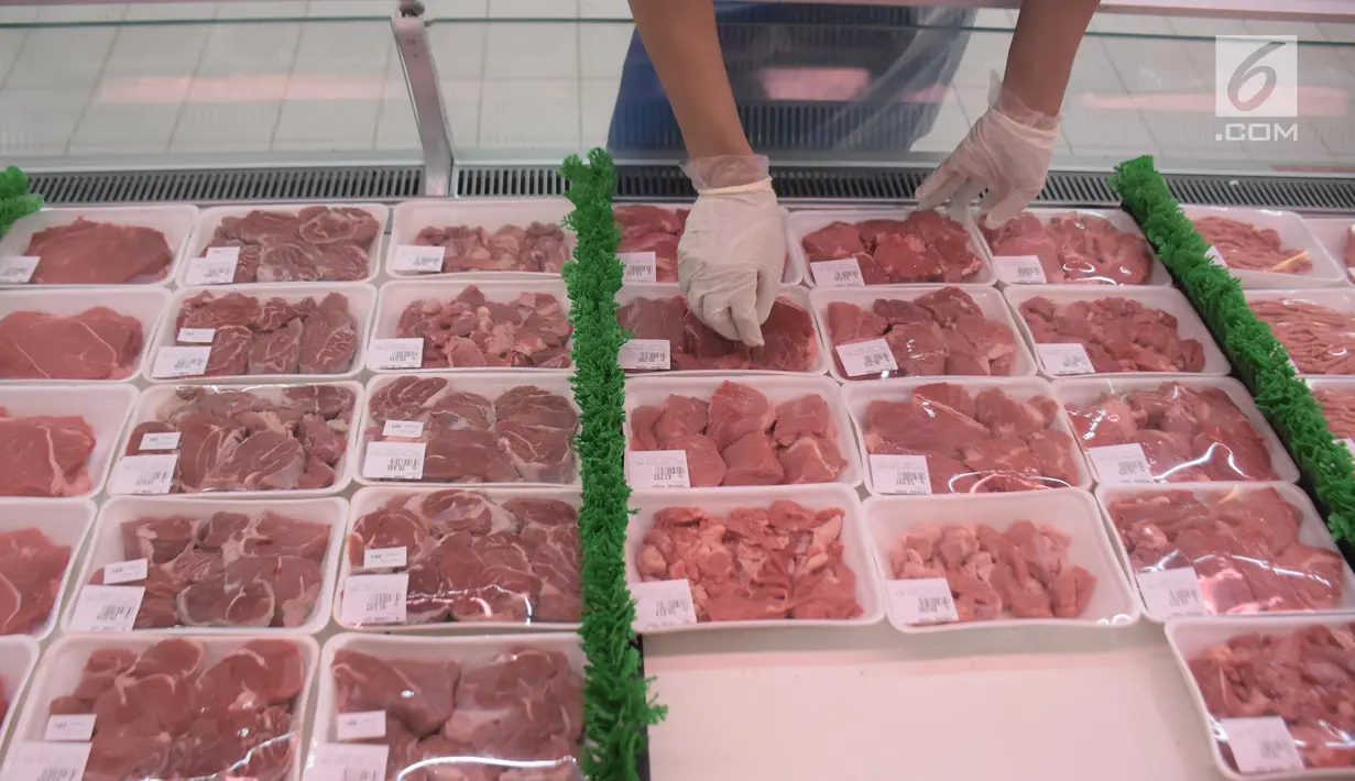 Pekerja tengah menata daging potong di salah satu pusat perbelanjaan di Jakarta, Rabu (15/5/2019). Badan Pusat Statistik (BPS) mencatat impor daging beku mengalami peningkatan 24,12 persen  selama bulan Ramadan. (Liputan6.com/ Angga Yuniar)