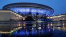 Pemandangan stadion sepak bola di malam hari yang sedang dibangun di Krestovsky akan menjadi tuan rumah untuk beberapa pertandingan sepak bola Piala Dunia 2018 di St.Petersburg, Rusia, (29/12/2016). (AP Photo / Dmitri Lovetsky)