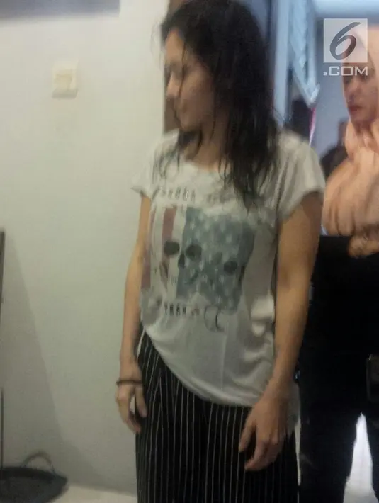 Istri Tora Sudiro, Mieke Amalia ketika ditangkap di kediamannya di kawasan Ciputat, Tangerang Selatan. Tora dan Amalia ditangkap diduga menggunakan narkoba, Keduanya masih menjalani pemeriksaan di Mapolres Jaksel. (Liputan6.com/Dok Pol)