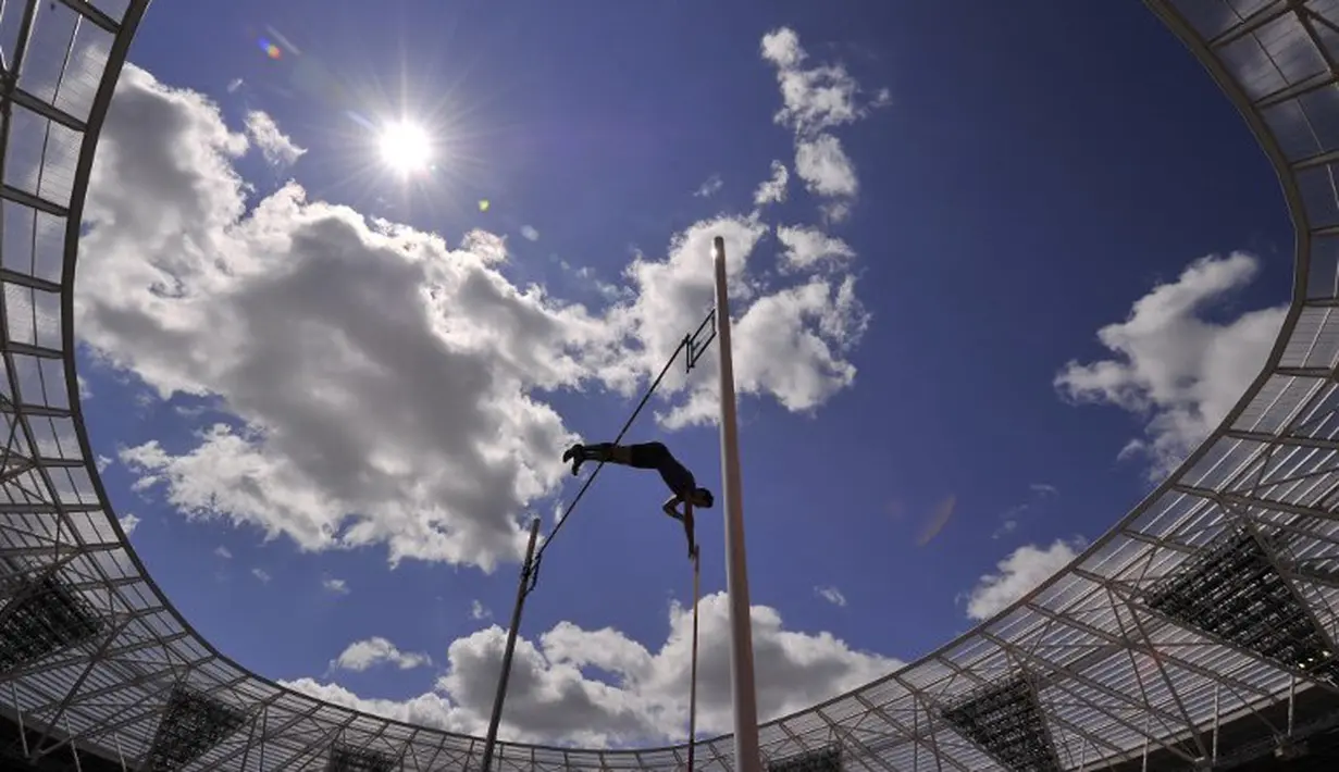 Pelompat galah Prancis, Kevin Menaldo, sedang beraksi di nomor lompat galah putra IAAF Diamond League Anniversary Games di Stadion Queen Elizabeth Olympic Park, London, Inggris. (25/7/2015). (AFP PHOTO/Glyn Kirk)