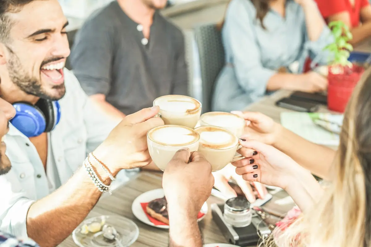 Ilustrasi teman dan kopi (iStockphoto)