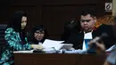 Bupati nonaktif Kutai Kartanegara, Rita Widyasari (kiri) melihat berkas saat mendengar keterangan saksi pada sidang lanjutan dugaan suap izin lokasi perkebunan kelapa sawit di Pengadilan Tipikor, Jakarta, Rabu (14/3). (Liputan6.com/Helmi Fithriansyah)