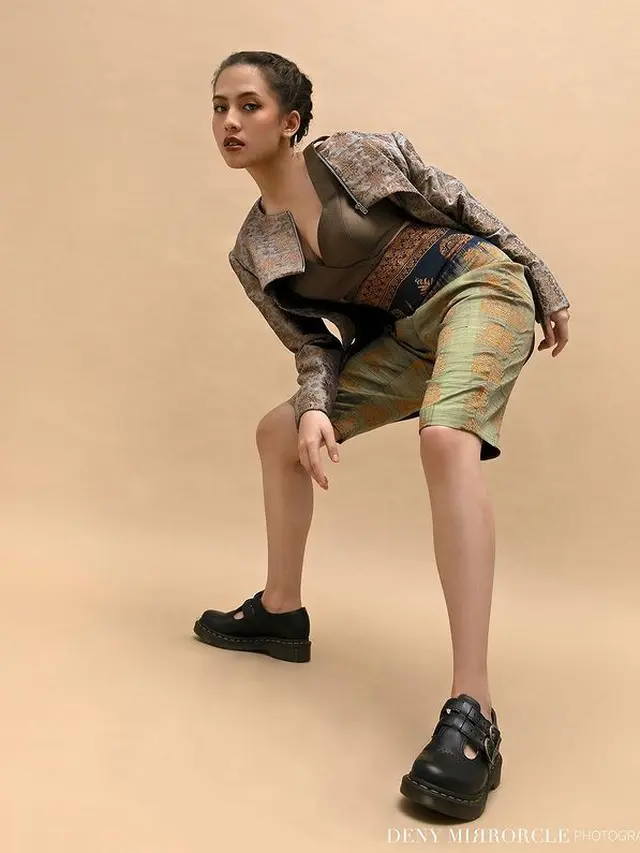 6 Pesona Anggun dan Dewasa Zara Adhisty dalam Balutan Kebaya dan Kain Tradisional