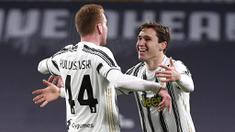 Pemain Juventus, Dejan Kulusevski, melakukan selebrasi bersama Federico Chiesa, ke gawang SPAL pada laga Coppa Italia di Stadion Allianz, Rabu (27/1/2021). Juventus menang dengan skor 4-0. (Fabio Ferrari/LaPresse via AP)