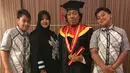 Komeng yang seharusnya lulus tahun 1993 silam, akhirnya memutuskan untuk melanjutkan setelah tiga kali pindah tempat kuliah. Diantaranya Akademi Bank Indonesia (tidak selesai) dan Sinematografi (tidak selesai).  (Instagram/indradewi2242)