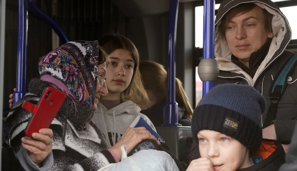 Pengungsi Ukraina menunggu di dalam bus setelah kedatangan mereka di perbatasan Medyka, Polandia, Rabu (30/3/2022). Badan pengungsi PBB mengatakan kini lebih dari 4 juta orang telah meninggalkan Ukraina, tonggak baru dalam krisis pengungsi terbesar di Eropa sejak Dunia Perang II. (AP/Sergei Grits)