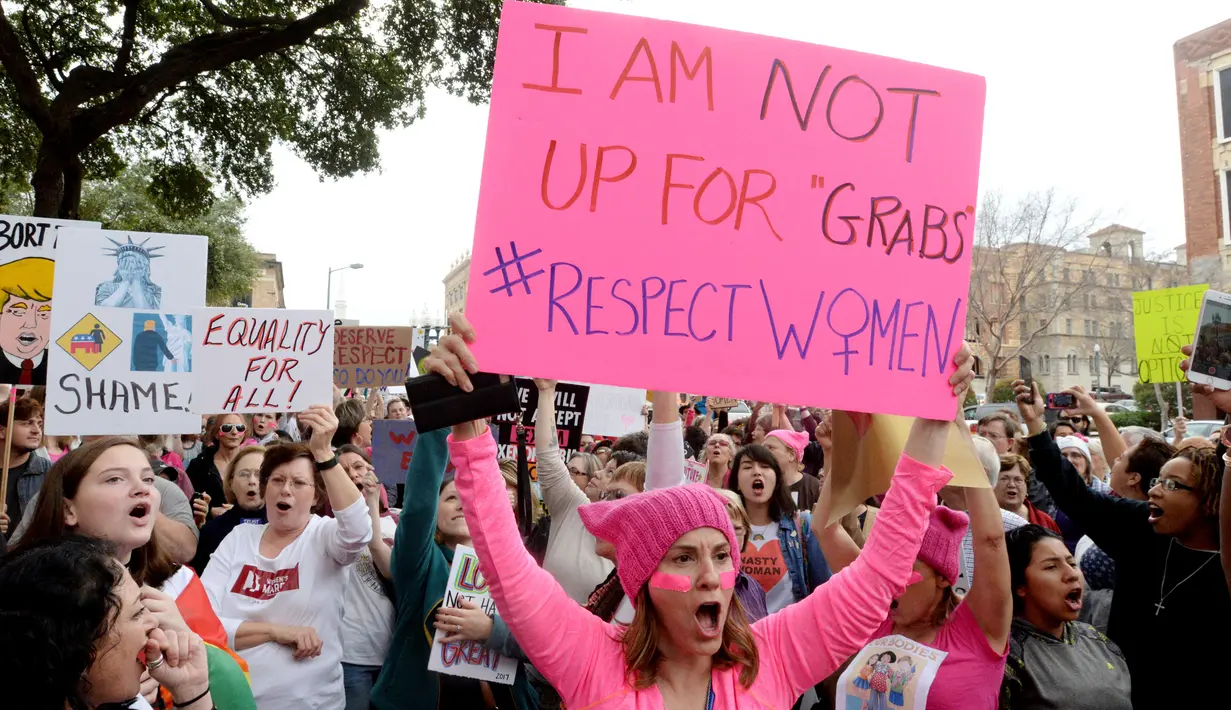 Sejumlah wanita dalam aksi Women's March di Los Angeles, AS, Sabtu (21/1). Aksi ini merupakan aksi protes yang menolak Trump karena kebencian dan rasisme yang selama ini sering dilayangkannya. (AP Photo)