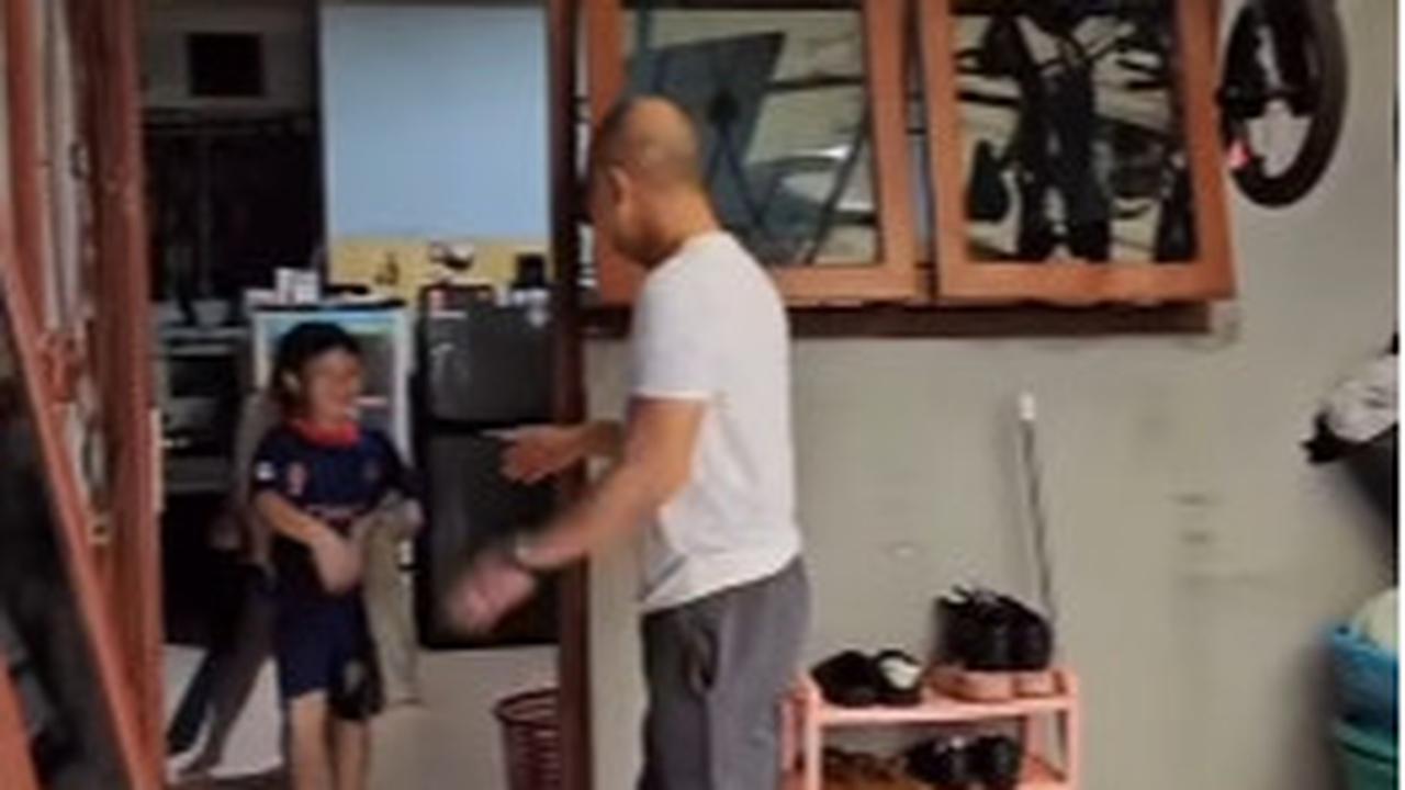 Awalnya Dikasih Siomay, Momen Jenderal Polisi Beri Hadiah Istimewa buat Sahabat Kecil di Komplek