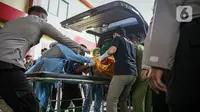 Petugas menurunkan kantong jenazah korban kebakaran Lapas Kelas I Tangerang dari ambulans di RS Polri Kramat Jati, Jakarta, Rabu (8/9/2021). Sebanyak 41 warga binaan tewas akibat kebakaran yang terjadi di Blok C 2 Lapas Kelas I Tangerang. (Liputan6.com/Faizal Fanani)