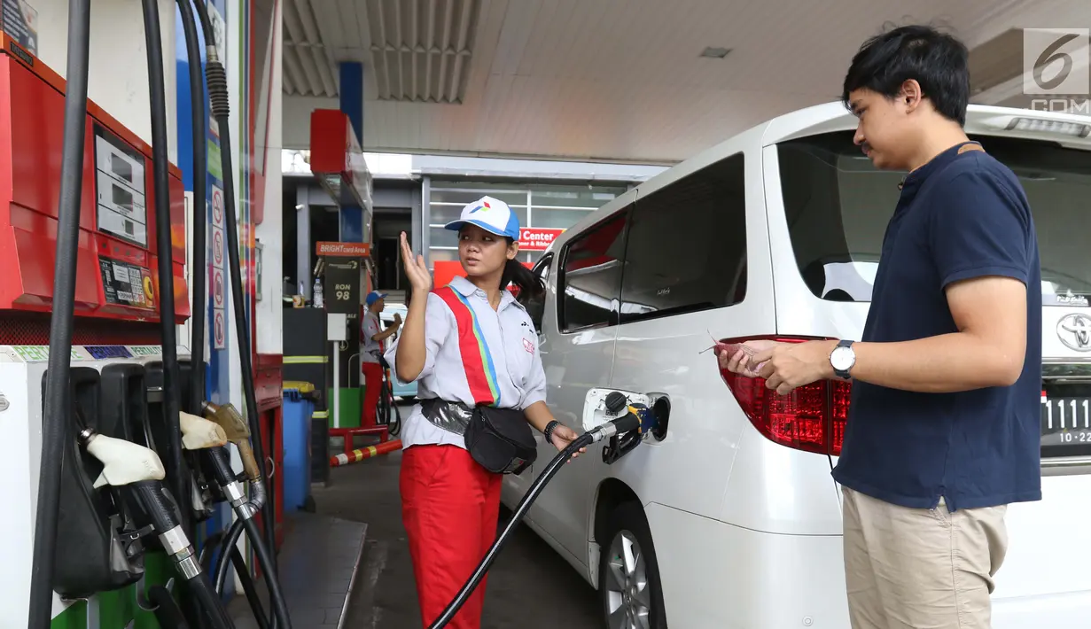 Petugas SPBU melayani pengisian BBM di SPBU Jakarta, Minggu (10/2). Harga Pertamax diturunkan dari Rp 10.200 menjadi Rp 9.850 per liter, harga Dexlite diturunkan dari Rp 10.300 menjadi Rp 10.200 per liter. (Liputan6.com/AnggaYuniar)