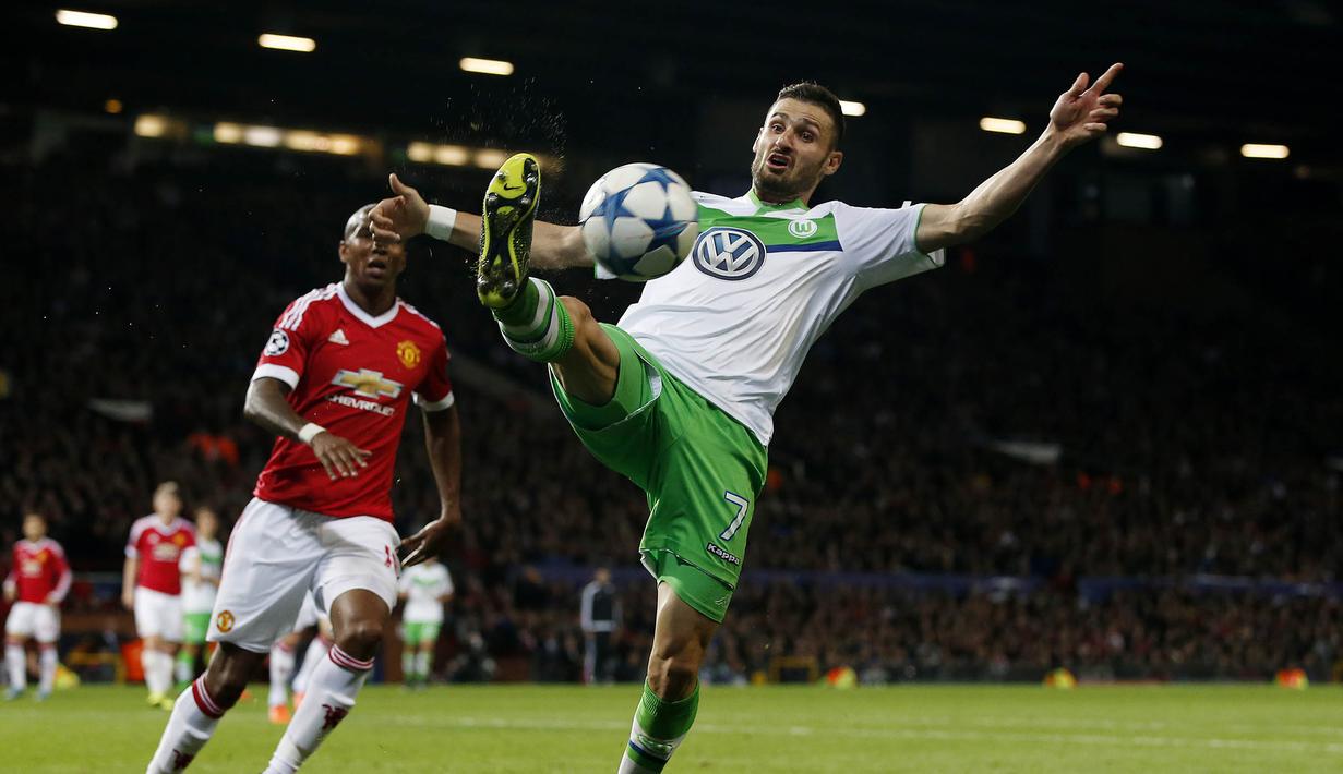 Aksi pemain Wolfsburg, Daniel Caligiuri saat melawan Manchester United pada laga Liga Champions di Stadion Old Trafford, Inggris, Kamis (1/10/2015). (Reuters/Andrew Yates)