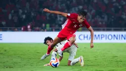 Pemain Timnas Indonesia U-23, Dony Tri Pamungkas, berusaha melewati pemain Timnas Thailand U-23 pada laga semifinal Piala AFF U-23 2025 di Stadion Utama Gelora Bung Karno, Jakarta, Jumat (25/7/2025). (Bola.com/Abdul Aziz)