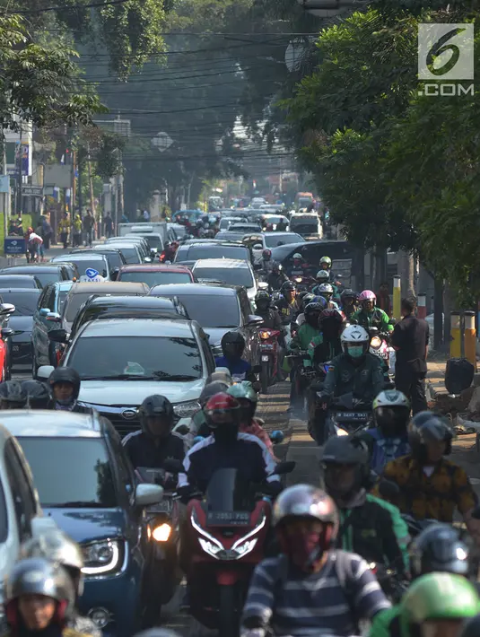 Pengendara padat merayap melewati jalan Cikini Raya,Jakarta, Kamis(1/8/2019). Kemacetan jalan tersebut karena adanya proyek pelebaran trotoar yang direvitalisasi serta penggantian aspal jalan dan volume kendaraan yang cukup tinggi. (merdeka.com/Imam Buhori)