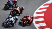Alex Marquez, Marc Marquez, Pedro Acosta, dan Enea Bastianini bersaing memperebutkan podium pada MotoGP Catalunya 2025, Minggu (7/9/2025) malam WIB. (AP Photo/Joan Monfort)