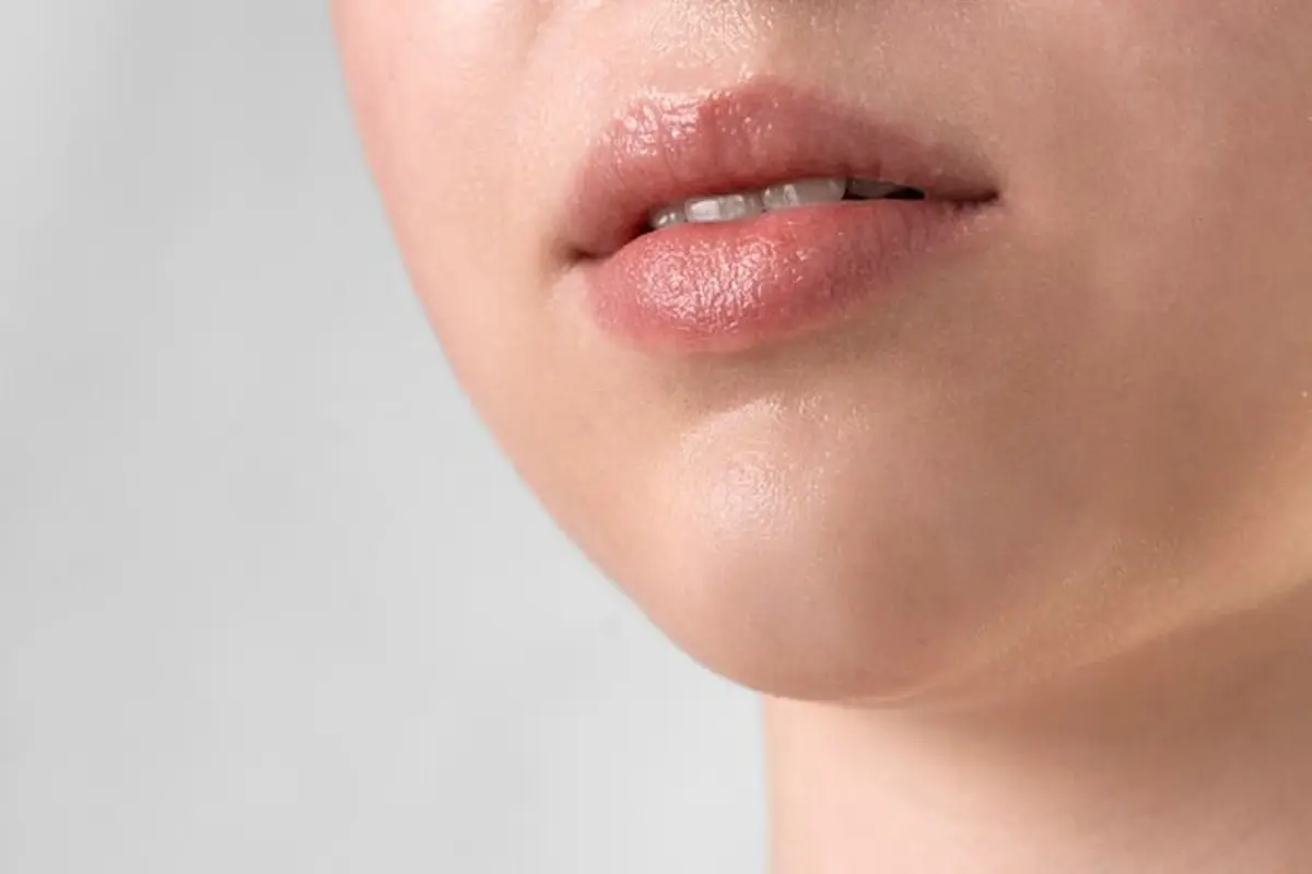 Potret close up bibir seorang perempuan yang tampak sehat (Foto Dok: Freepik/freepik)