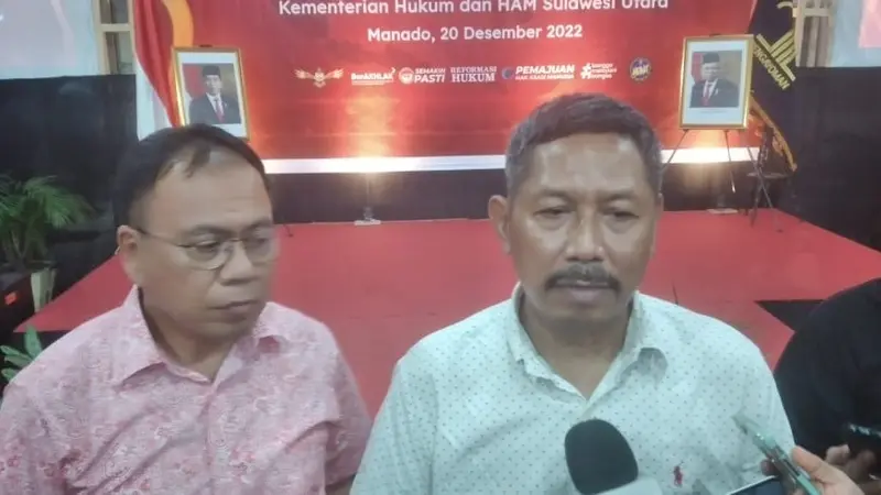 Kepala Kantor Wilayah Kemenkumham Sulut Haris Sukamto (kanan) bicara tentang pemberian remisi bagi 46 warga binaan di Sulut.