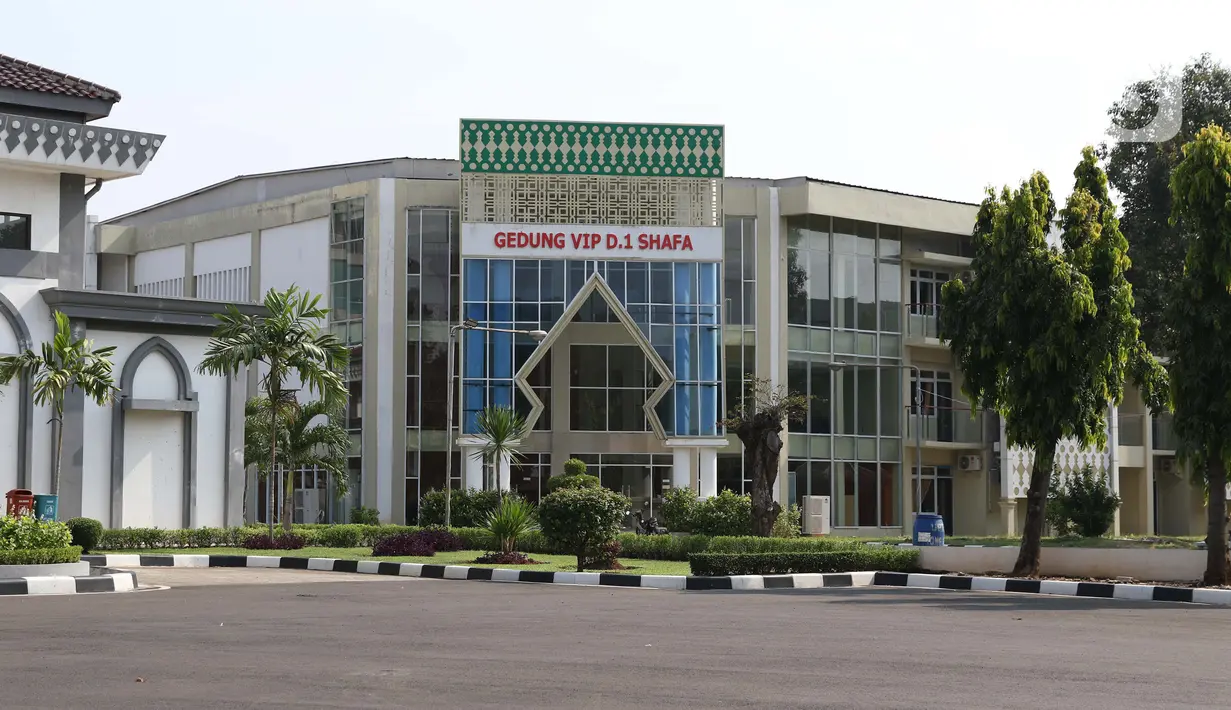 Suasana area depan gedung penginapan di Asrama Haji, Pondok Gede, Jakarta, Kamis (25/6/2020). Tahun ini, Asrama Haji Pondok Gede tak seperti sebelumnya ketika ribuan umat muslim berkumpul untuk menerima pembekalan sebelum berangkat menunaikan ibadah haji. (Liputan6.com/Helmi Fithriansyah)