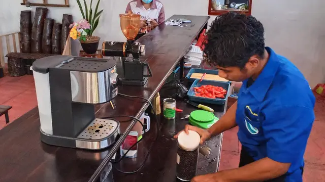 Seorang pramusaji Kedai Kopi Mai Sai sedang meracik kopi pesanan pembelih. (Liputan6.com/ Dionisius Wilibardus)