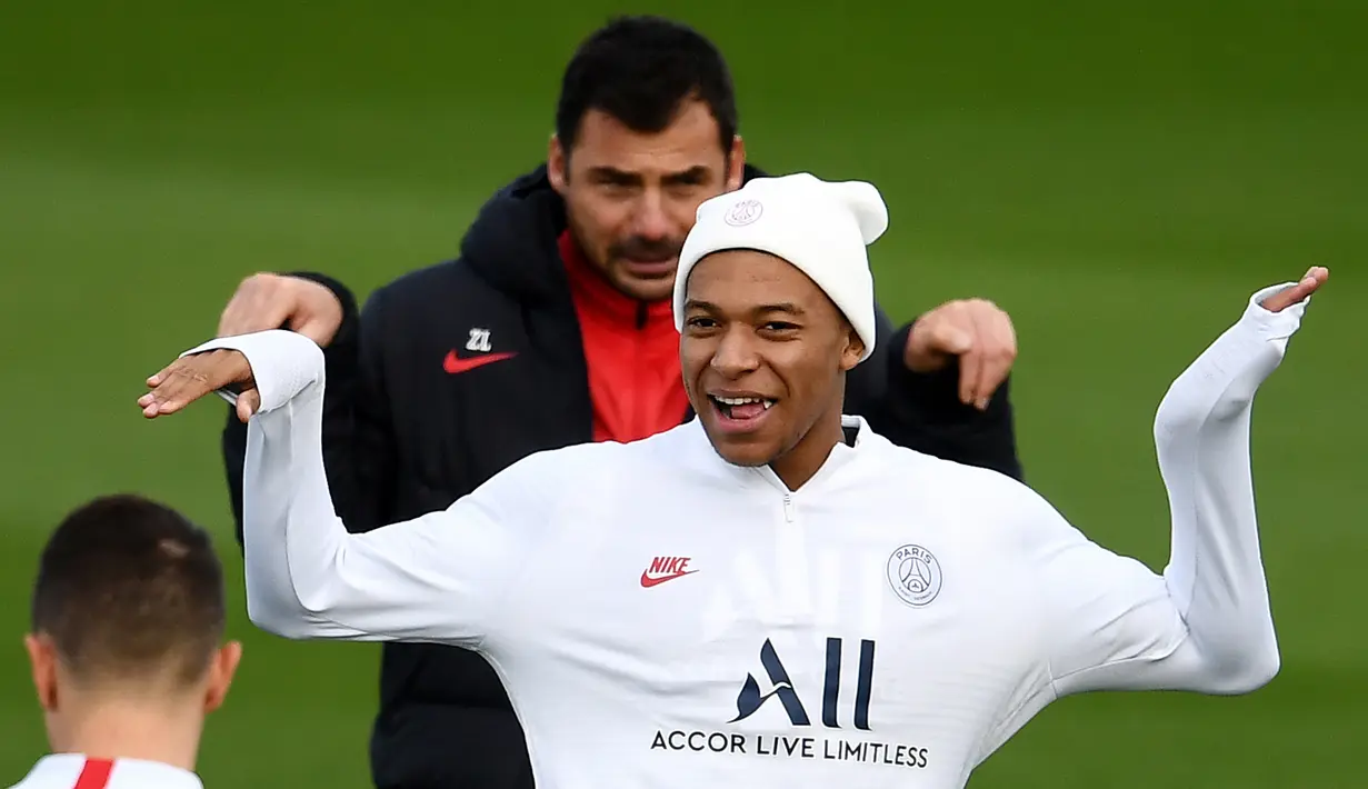 Penyerang Paris Saint-Germain Kylian Mbappe (tengah) bercanda dengan rekan-rekan setimnya saat sesi latihan jelang menghadapi Club Brugge pada laga Grup A Liga Champions di Saint-Germain-en-Laye, Paris, Prancis, Selasa (5/11/2019). (FRANCK FIFE/AFP)