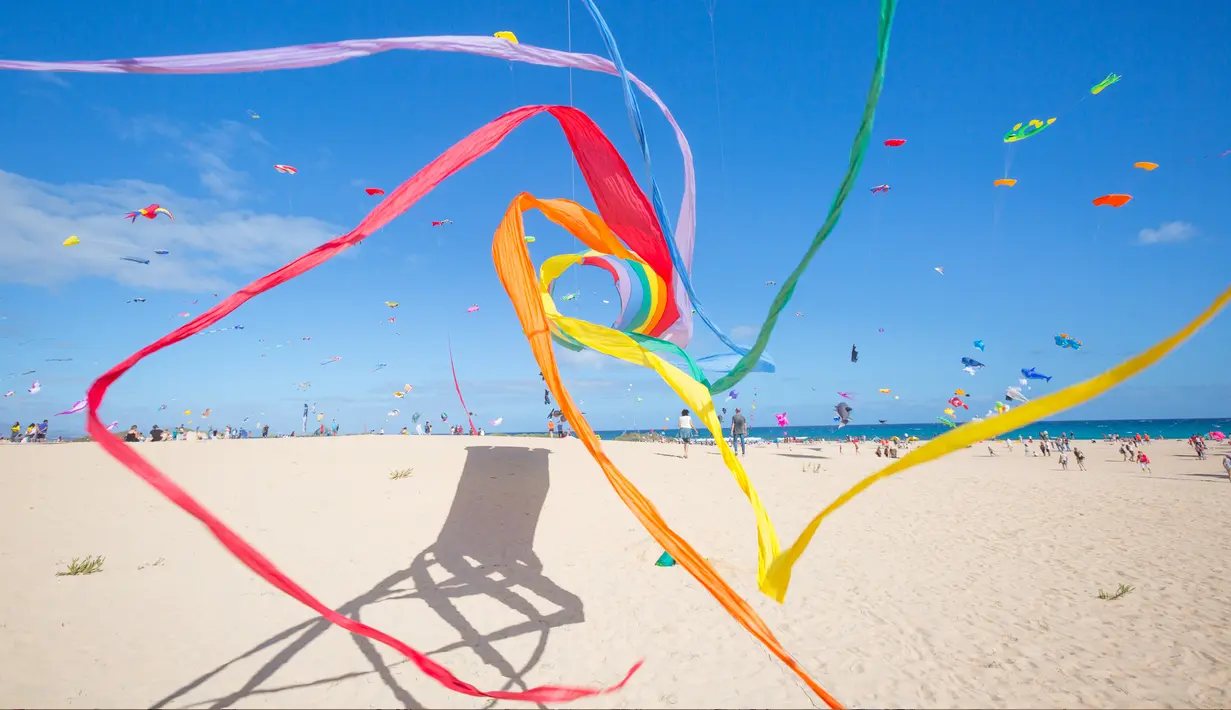 Peserta menerbangkan layang-layang selama Festival Layang-layang Internasional di Fuerteventura, kepulauan Canary, Spanyol, 10 November 2018. Festival diikuti 45 penerbang layang-layang profesional dan amatir dari delapan negara. (DESIREE MARTIN/AFP)