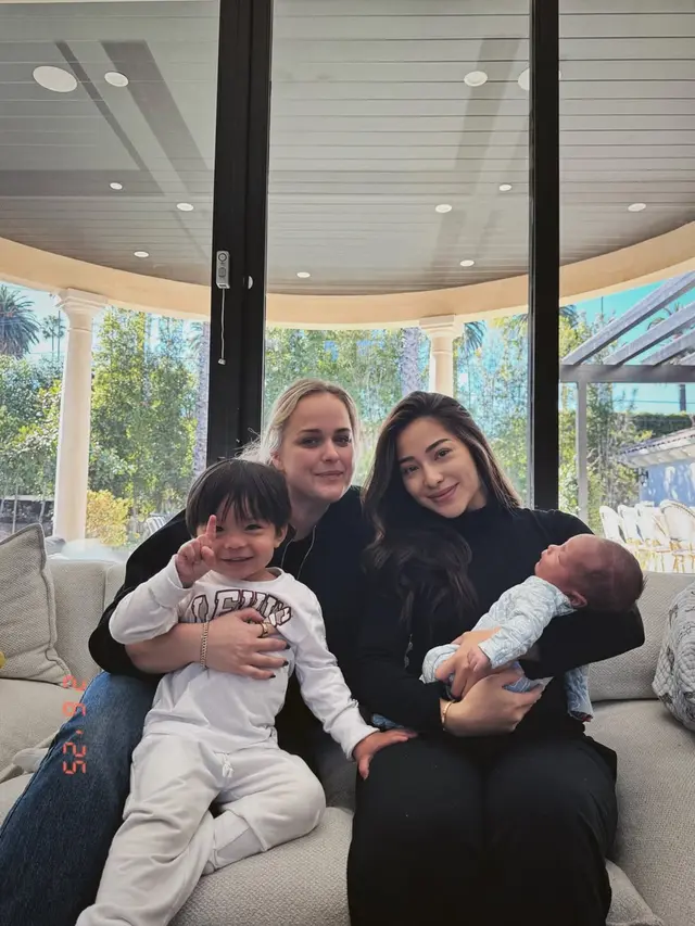 6 Potret Nikita Willy Momong Dua Buah Hatinya, Ibu Tangguh Tanpa Baby Sitter
