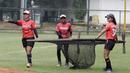 Pemain Timnas Softball Putri menggotong gawang saat latihan di Lapangan Softball, GBK, Jakarta, Selasa (12/11). Sebanyak 17 atlet akan turun di SEA Games 2019 mendatang. (Bola.com/M Iqbal Ichsan)