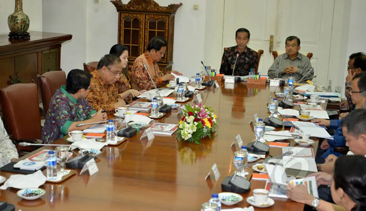 Presiden Joko Widodo (kiri menghadap lensa) bersama Wapres Jusuf Kalla (kanan) memimpin rapat terbatas kabinet di Istana Bogor, Senin (16/2/2015). Terlihat sejumlah menteri menyimak rapat tersebut. (Liputan6.com/Faizal Fanani)