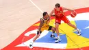 Pebasket Spanyol, Juan Nunez (kanan) berusaha melewati pebasket Brasil, Yago Santos pada laga kedua Grup G Piala Dunia FIBA 2023 di Indonesia Arena, Senayan, Jakarta, Senin (28/08/2023). Spanyol menang atas Brasil dengan skor 96-78. (Bola.com/Bagaskara Lazuardi)