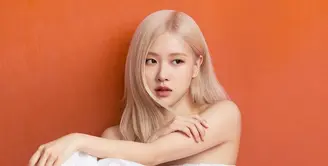 Rose BLACKPINK didapuk menjadi wajah dari brand kecantikan Sulwhasoo. Kehadirannya menggantikan Song Hye Kyo yang sebelumnya menjalin kerja sama cukup lama dengan Amore Pacific. (Foto: Sulwhasoo)