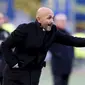 AS Roma v Hellas Verona - Italian Serie A - Olympic stadium, Rome, Italy 17/01/16. AS Roma's coach Luciano Spalletti gives instructions to his players. REUTERS/Giampiero Sposito